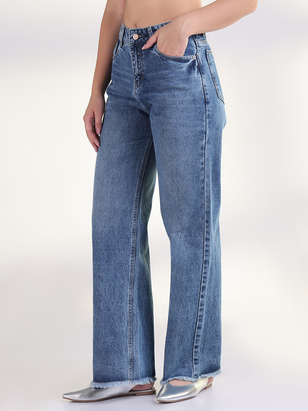 Women's Solid Blue Frayed Hem Straight Fit Jean