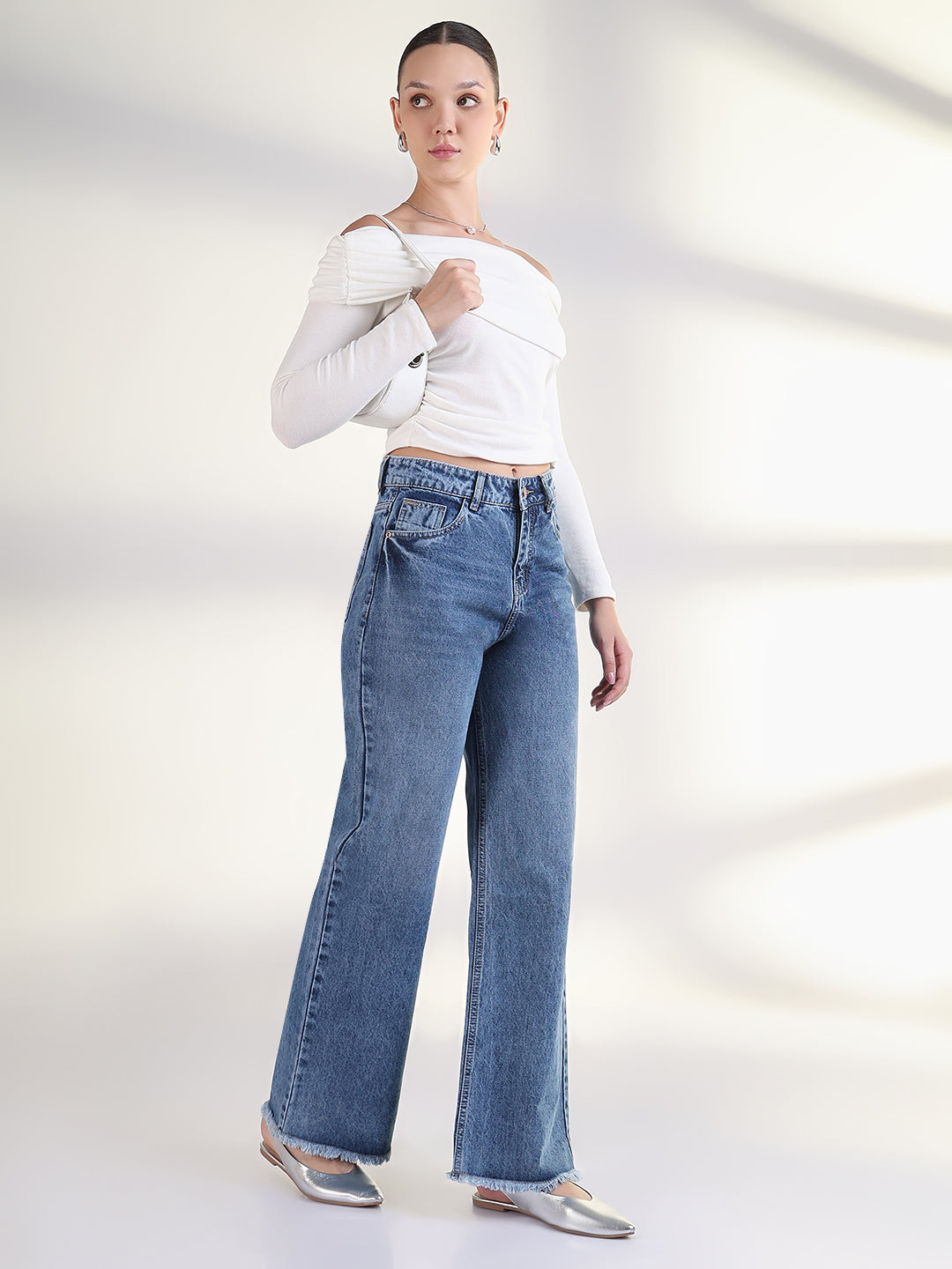 Women's Solid Blue Frayed Hem Straight Fit Jean