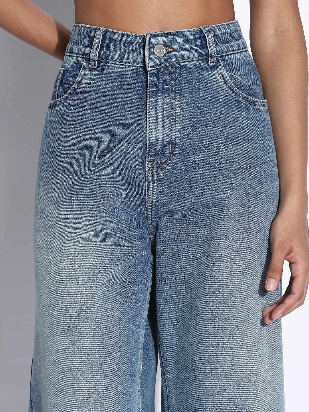 Women's Solid Blue Frayed Hem Straight Fit Jeans